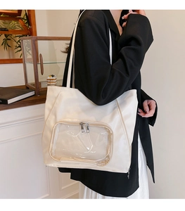 Dettaglio della borsa tote bianco crema con una tasca frontale in PVC trasparente