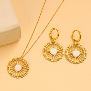 Détail du parure collier et boucles d'oreilles plaqué or 18K avec motifs solaires