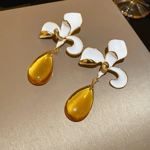 Detailed shot of flower-shaped earrings with yellow amber water drop pendants