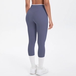 Détail du legging de yoga taille haute avec couture en V pour un effet galbant fessier