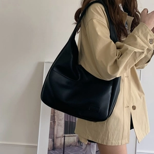 Große schwarze PU-Einkaufstasche mit Vordertasche und minimalistischem Rechteck-Patch