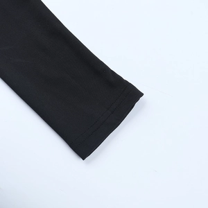 Gros plan du poignet noir à manches longues avec texture en maille à double couture