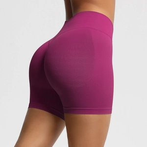 Détail du short de yoga sans couture taille haute montrant l'effet push-up et le tricot baie