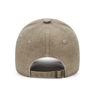 Vue arrière de la casquette beige délavée avec boucle métallique réglable et usée