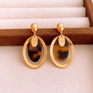 Boucles d'oreilles ovales rétro en résine dorée avec gravure faite main en écrin