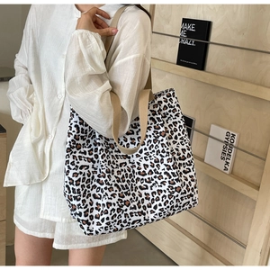 Sac fourre-tout en toile léopard porté avec une tenue blanche pour le style quotidien