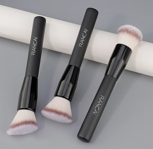 Trois pinceaux à maquillage haut de gamme avec manches noirs mats et poils synthétiques