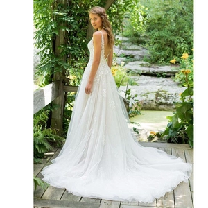 Robe de mariée élégante blanche en dentelle avec décolleté en V et longue traîne en tulle