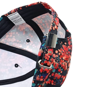 Nahaufnahme der floralen Baseballkappe mit verstellbarem Riemen und Metallschnalle