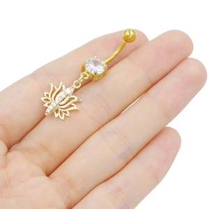 Gros plan détaillé du piercing de nombril lotus doré avec cristaux de zircone blancs