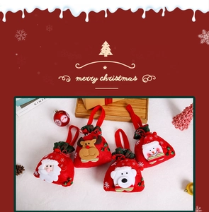 Détail de sacs de Noël en velours avec cordon et motifs Père Noël, renne et bonhomme de neige