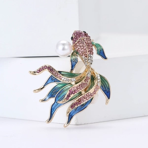 Elegante spilla a forma di pesce rosso dorata con cristalli rosa e dettagli in smalto