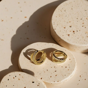 Orecchini in ottone placcato oro con strati ondulati e pietre di zircone scintillanti