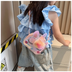 Bambino che indossa una borsa unicorno rosa cangiante con pompon di peluche colorati