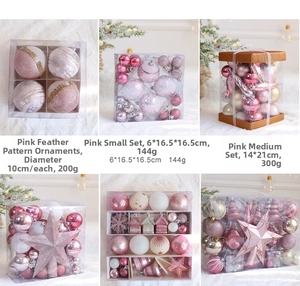 Détail de boules de Noël roses avec motifs de plumes peintes et textures pailletées