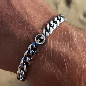 Silbernes Edelstahl-Cuban-Kettenarmband mit 100-Sprachen-Projektion am Handgelenk