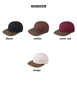 Muestra de colores de gorras de algodón de 5 paneles con visera de estampado de leopardo