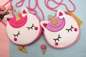 Détails de sacs licorne en peluche rose avec cornes à paillettes et yeux brodés fins