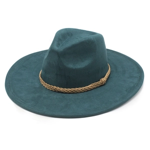 Detail eines dunkeltürkisen Fedora-Hutes aus Wildleder mit 9 cm breiter Krempe
