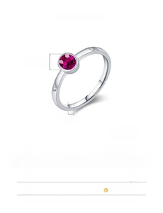 Détail d'une bague en argent 925 avec pierre précieuse rouge sang de pigeon 4,0x5,0 mm