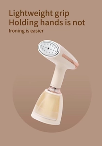 Detail van lichtgewicht handstoomstrijkijzer in beige en roségoud met ergonomische greep