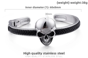 Makro-Detail des Totenkopf-Armreifs mit Webstruktur und hochwertigem Edelstahl-Finish
