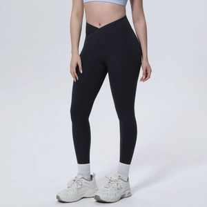Nahaufnahme der schwarzen Nylon-Yogahose mit gekreuztem High-Waist-V-Schnitt-Design