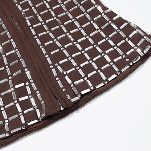 Completo top a fascia e minigonna marrone con strass luccicanti e motivo a griglia