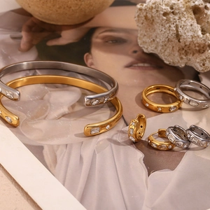 Vue détaillée de la parure de bijoux en zircon étoilé plaqué or 18 carats avec bagues