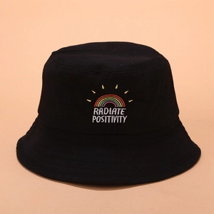Détail de la broderie arc-en-ciel Radiate Positivity sur bob en coton noir