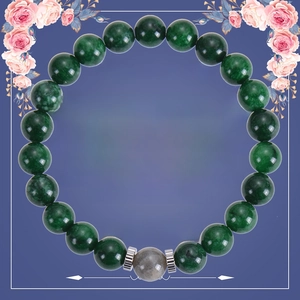 Détail du bracelet en pierre naturelle vert foncé avec pierre de lune sur carte cadeau