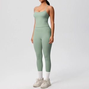 Ensemble de yoga vert sauge deux pièces avec débardeur dos nageur et legging à poches