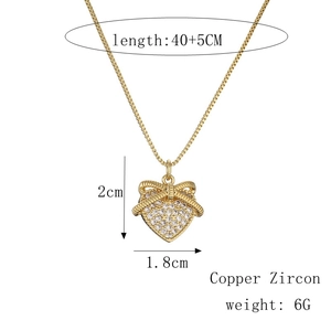 Dettaglio della collana con pendente a cuore oro, dimensioni 2x1,8cm e catena 40+5cm