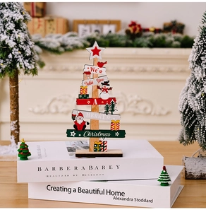 Détail du décor de table sapin de Noël en bois avec Père Noël, bonhomme de neige et texte