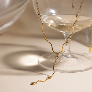 Élégant collier en Y avec chaîne à vagues en acier plaqué or 18K et zircons ronds