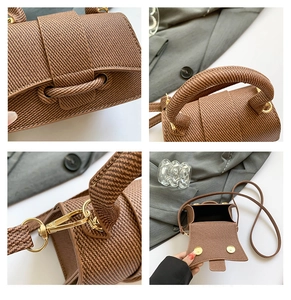 Vue détaillée du sac marron à motif chevrons avec boucles dorées et poignée arrondie