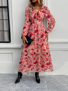 Détail d'une robe longue en mousseline fleurie avec col en V et taille ajourée