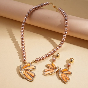Ensemble élégant de collier de perles et boucles d'oreilles papillon avec strass et or
