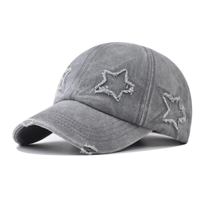 Detailaufnahme der grauen Baumwoll-Baseballkappe mit Stern-Patches und Fransen-Effekt