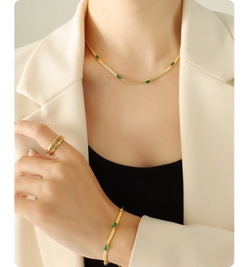 Dettagli del set di gioielli placcati oro 18K con zirconi verdi su modella