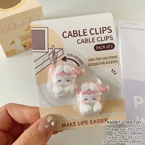 Primer plano de organizadores de cables de conejo con medidas de 2x1,5x3 cm