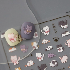 Matte Nagelaufkleber mit Katzenmotiven, verspielten Kätzchen und japanischem Text