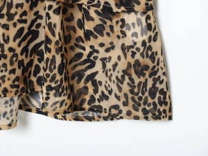 Gros plan sur le motif léopard avec coutures d'ourlet de qualité et texture