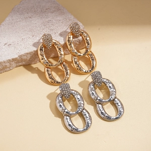 Orecchini pendenti ovali in oro e argento con zirconi e raffinata texture martellata