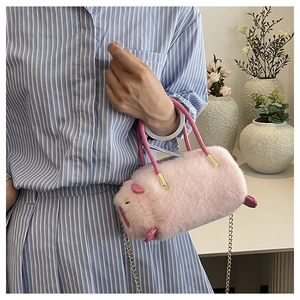 Borsa cilindrica in peluche rosa Capybara con tracolla a catena e manico