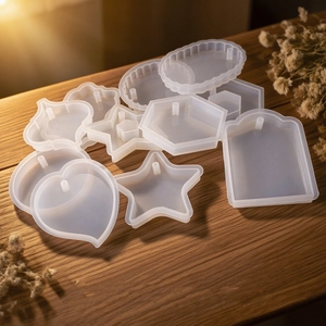 Ensemble de moules en silicone coeur et étoile pour bijoux en résine sur une surface en bois