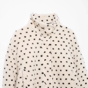 Veste en polaire blanc crème à motifs d'étoiles noires et col montant haut