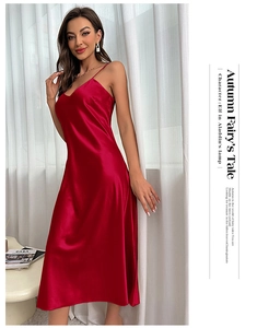 Détail de la chemise de nuit en satin rouge élégant avec texture lisse et fines bretelles
