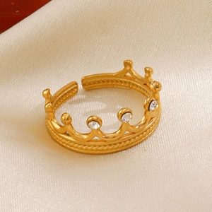 Bague couronne dorée ajustable avec zircons sur un élégant tissu en soie champagne