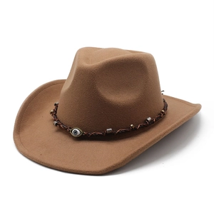 Dettaglio cappello western in feltro cammello con fascia intrecciata e ciondolo occhio blu